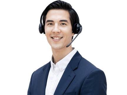Empleado masculino de DSV con auriculares
